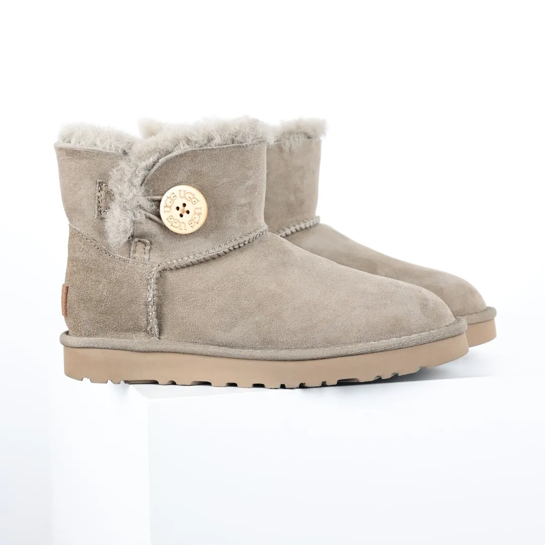 Pick up locally 💰540 The core recommendation is good price UGG basic Bailey twist style Xiaohongshu hot style Henan Longfeng leather production Sheepskin integrated top quality in the market 2-3 cm cashmere insole to keep warm in winter and a very suitable choice for home use UUG has launched a style series in the new year, which is partially geared towards the preferences of young consumers and has also moved to the forefront of fashion trends. Shoe body material Water-repellent coated suede upper 17mm UGGPURE™ implanted wool insole Lightweight non-slip comfortable rubber outsole With brand LOGO Trademark Comes with full packaging Size: 35 36 37 38 39 40